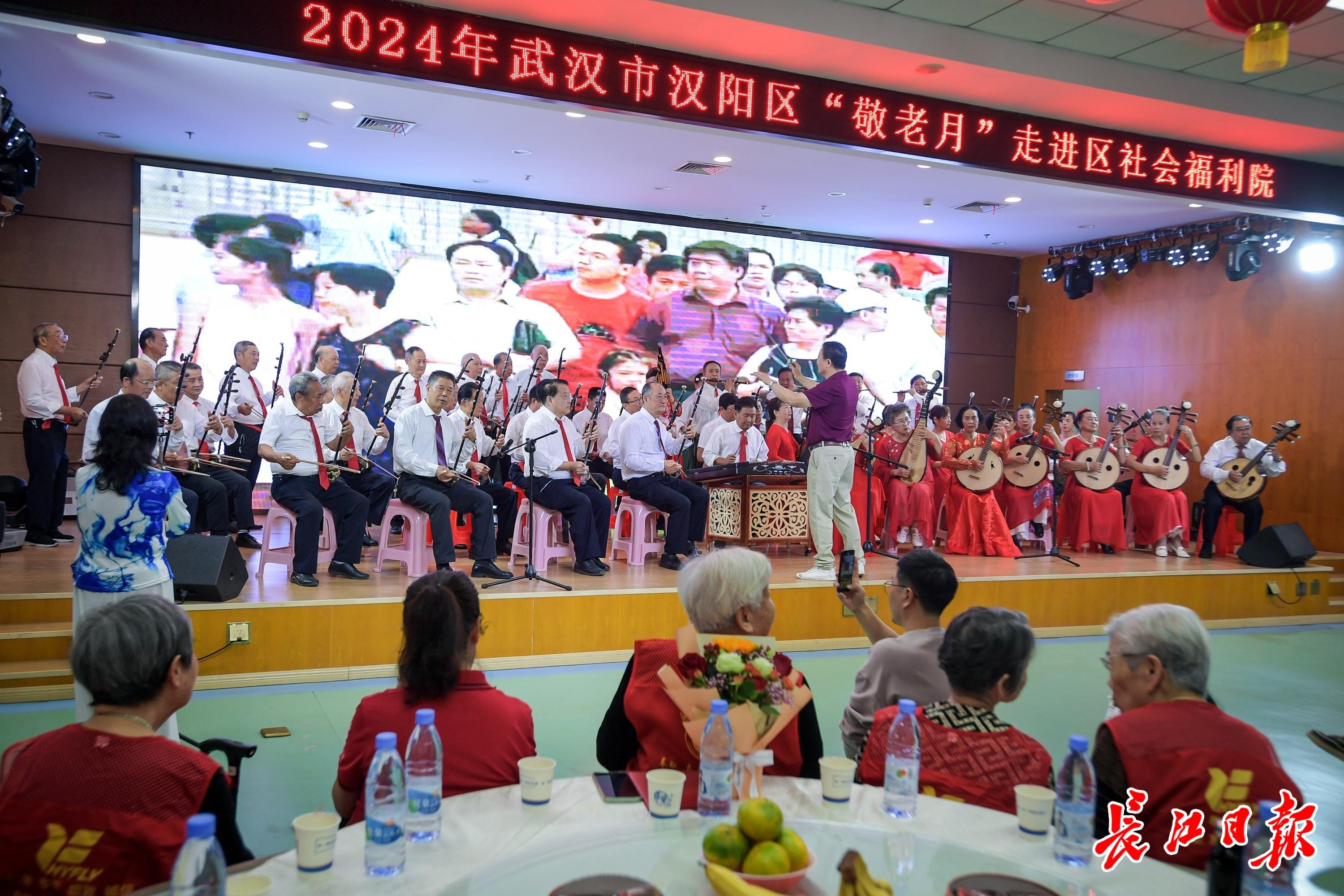 重阳节，全国道德模范吴天祥为百岁老人祝寿，长寿秘籍大揭秘  第2张