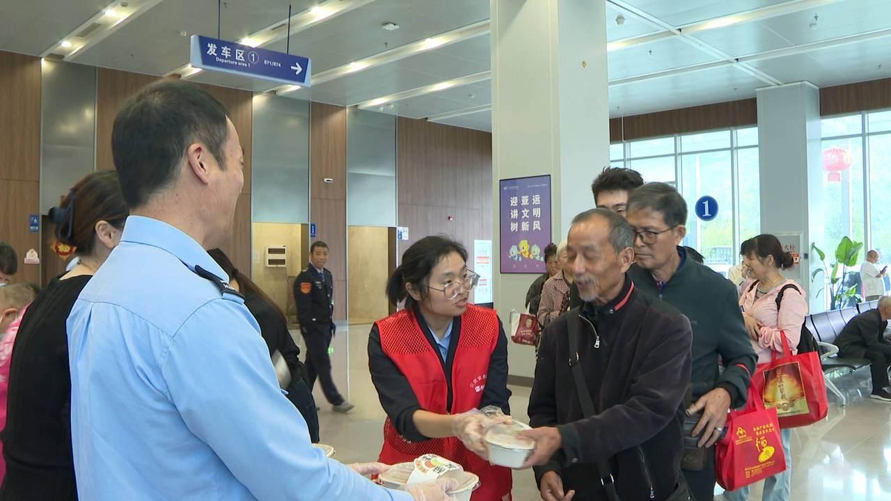 临安公交西站重阳节敬老活动，麻糍、义剪、义诊，让老人提前过温馨节  第2张