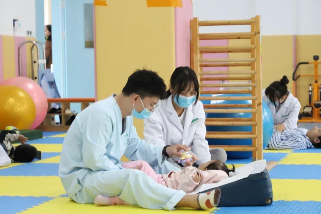 奇迹!听力障碍儿童在贵中医大二附院康复中心竟能流利背诵唐诗 第2张 奇迹!听力障碍儿童在贵中医大二附院康复中心竟能流利背诵唐诗 第2张