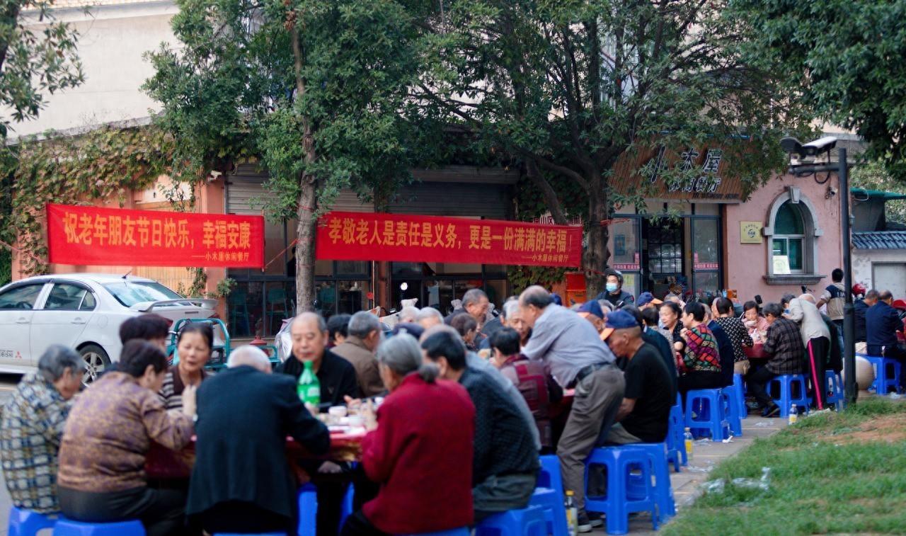 十年如一日！这家餐厅重阳节歇业，只为百位老人准备免费餐食  第1张
