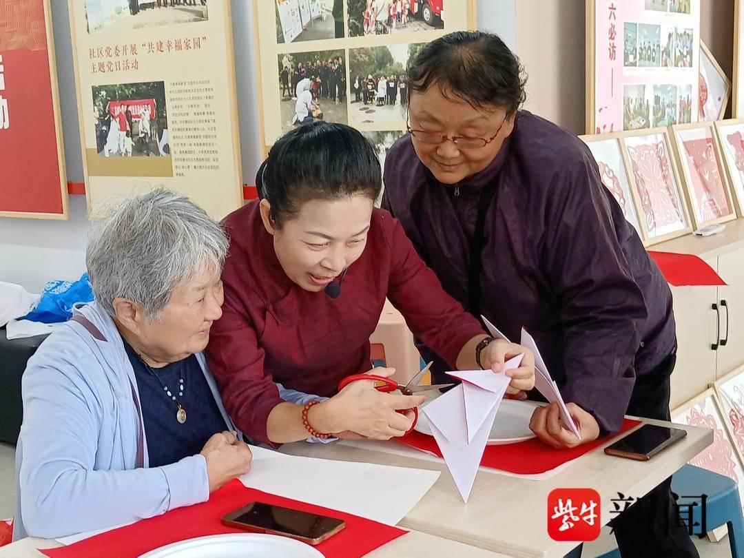 非遗剪纸传承人吕敏亲临社区，现场展示剪纸艺术的魅力  第2张