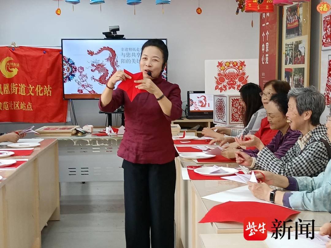 非遗剪纸传承人吕敏亲临社区，现场展示剪纸艺术的魅力  第3张