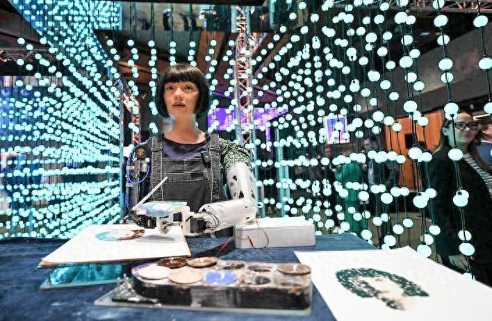 AI 作画拍出 779 万！全球首位机器人艺术家艾达作品AI 之神引关注