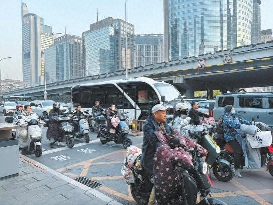 非机动车停车线后移，为何仍有骑行者越线等灯？  第1张