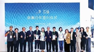 世赛金牌选手张小飞进博会巧遇前辈黄健，涂料行业高质量发展需要专业性人才  第1张