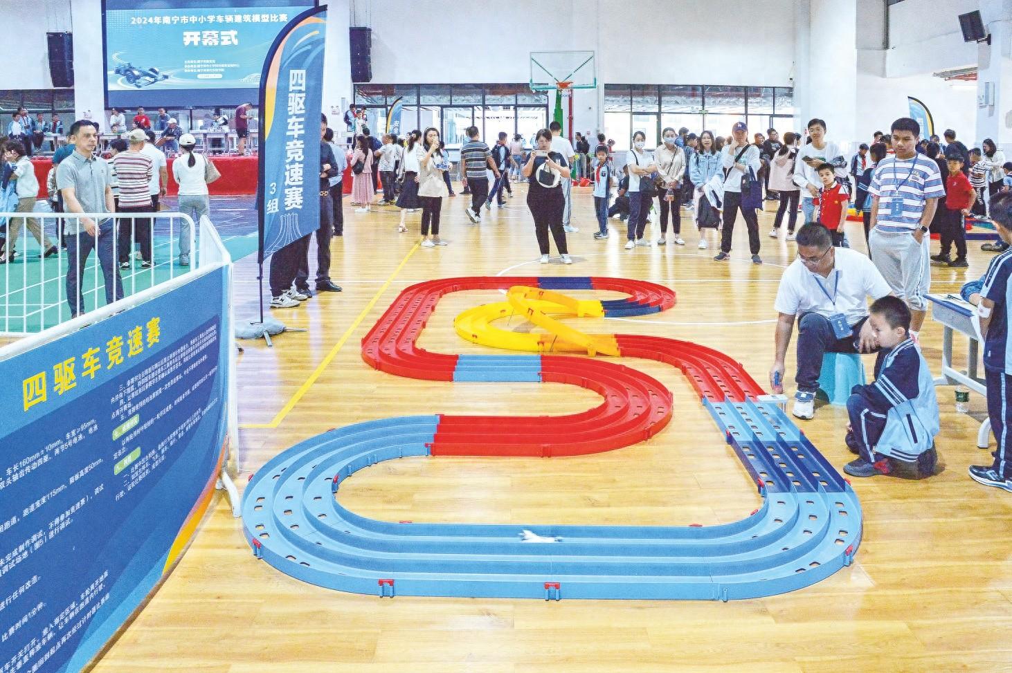 四驱车竞速赛现场：风驰电掣的车模少年，你敢来挑战吗？