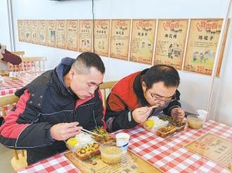 废弃变电站变身社区食堂，骑手和老人都来这吃饭，原因竟是……