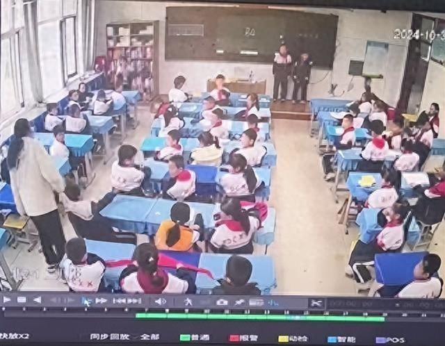 7 岁半学生因踩脏地板，竟遭老师扔鞋、扇巴掌、楼道教训  第1张