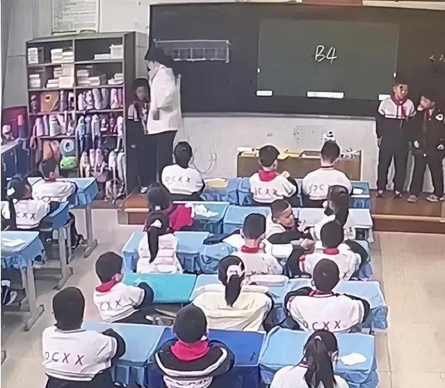 7 岁半学生因踩脏地板，竟遭老师扔鞋、扇巴掌、楼道教训  第2张