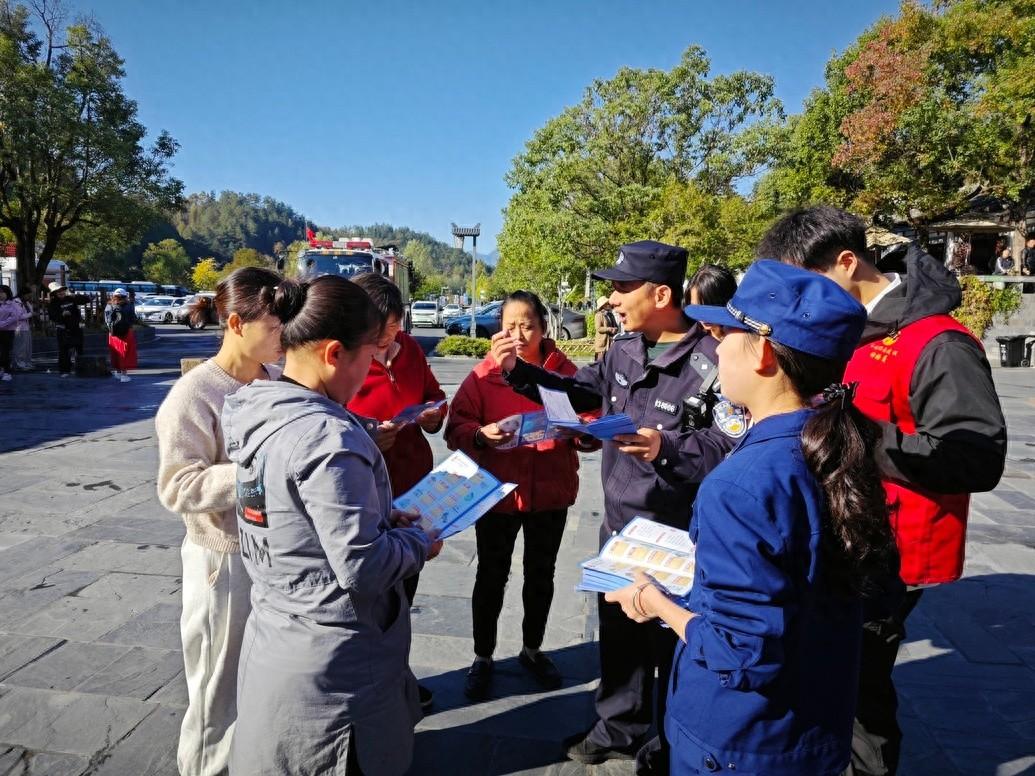 黟县西递镇开展消防培训，40 余经营业主参加，100 余名游客村民围观  第1张