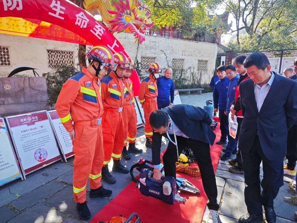 黟县西递镇开展消防培训，40 余经营业主参加，100 余名游客村民围观  第2张
