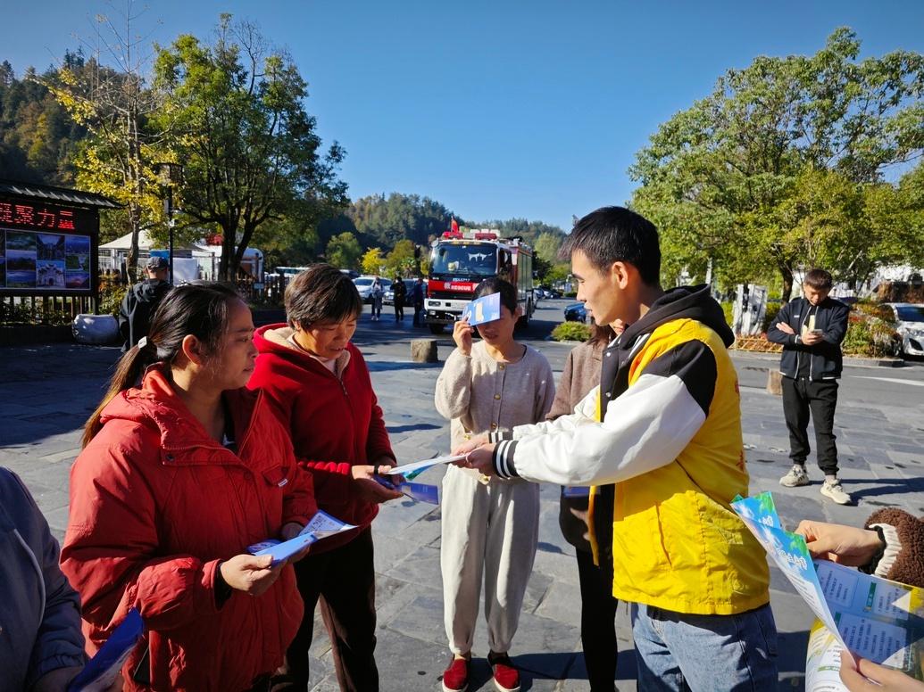 黟县西递镇开展消防培训，40 余经营业主参加，100 余名游客村民围观  第3张