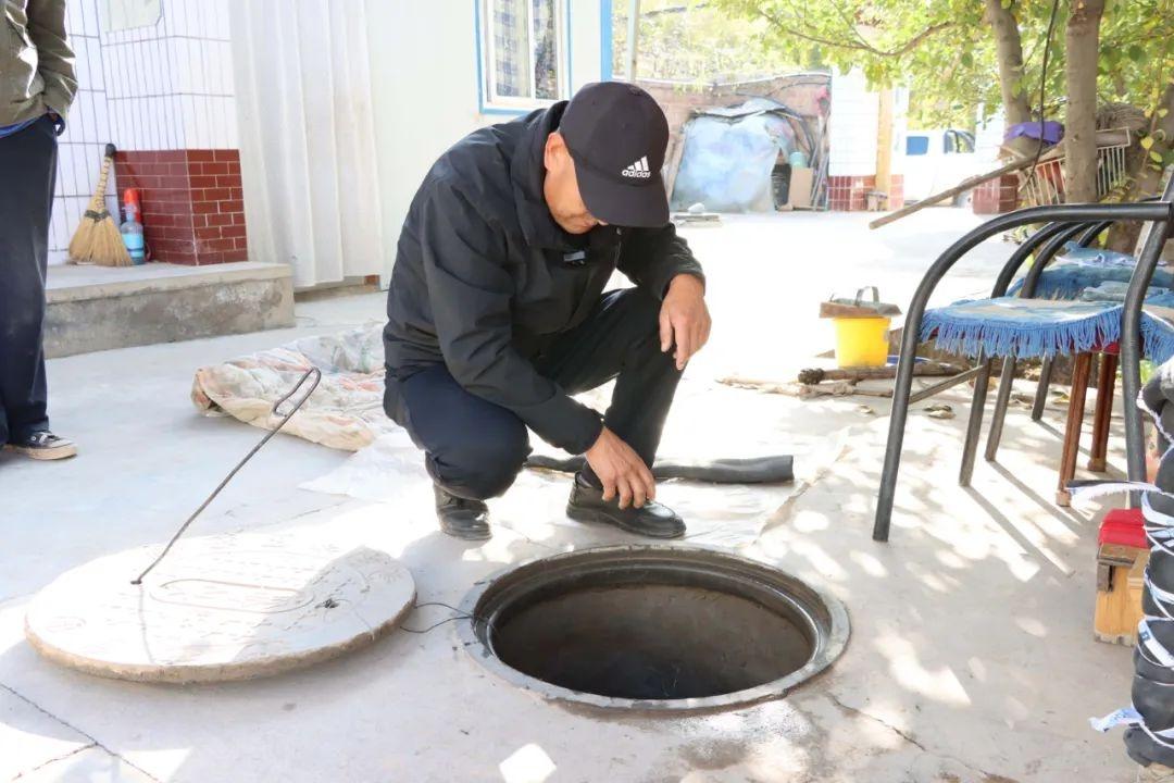 水管站工作人员指导村民做好水管防冻，确保冬季用水无忧  第3张