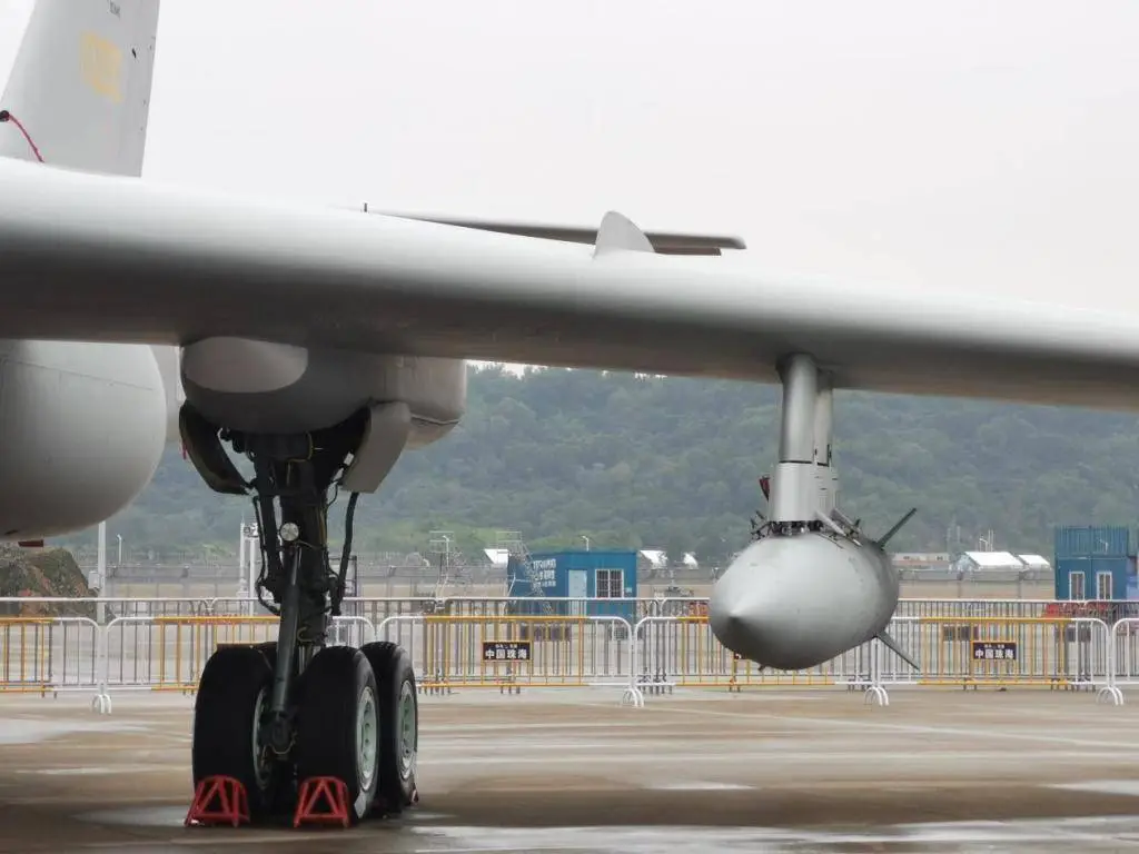 轰-6K 轰炸机携带新型导弹亮相中国航展，威力巨大