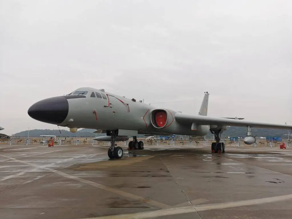 轰-6K 轰炸机携带新型导弹亮相中国航展，威力巨大  第3张