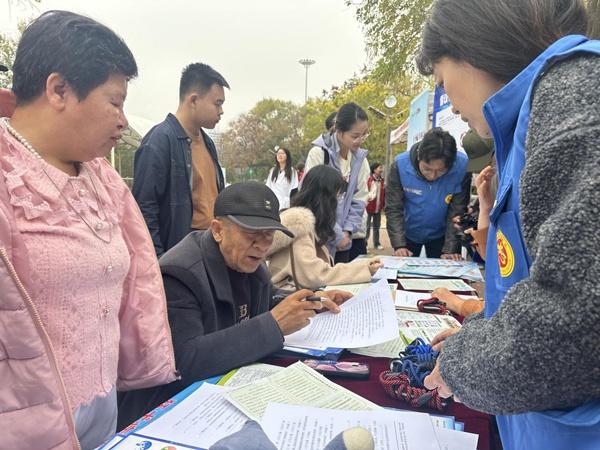 11 月 10 日上午 9 点，南翠屏公园竟发生了这样的事  第2张