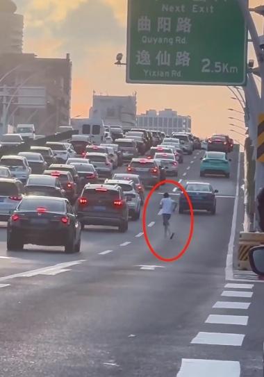 男子高架上穿梭车流，横跨车道还招手，究竟为何？  第1张