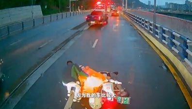 公交司机敬师傅的暖心之举：雨中扶起摔倒摩托车驾驶员  第4张