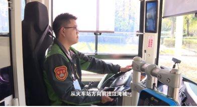 公交司机敬师傅的暖心之举：雨中扶起摔倒摩托车驾驶员  第5张