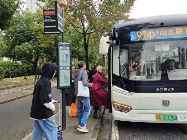 追踪两个月！公交站点终于启用，居民：再也不用走五六百米了  第1张