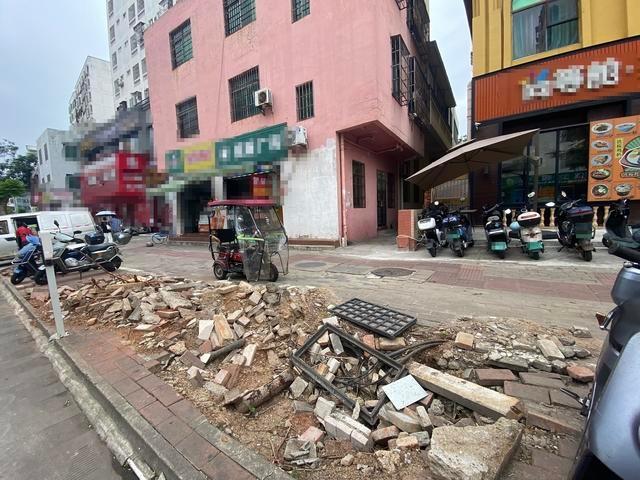台风过境两月有余，海口部分人行道地砖破损无人问津  第2张