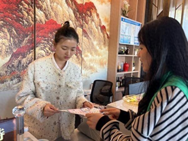 浙江一镇为提高垃圾分类水平，竟组织人员开展这样的活动  第1张