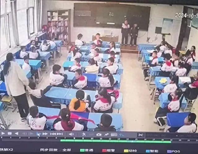 家长称小学生踩脏地板遭两位老师体罚，校方已开除涉事教师，警方已立案调查