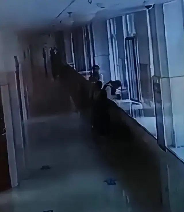 家长称小学生踩脏地板遭两位老师体罚，校方已开除涉事教师，警方已立案调查  第3张