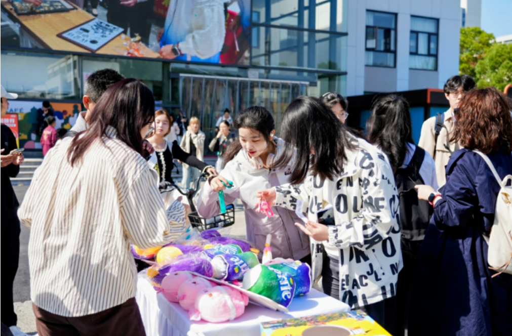 徐霞客与大学生相遇，竟在上海高校擦出这样的火花  第1张