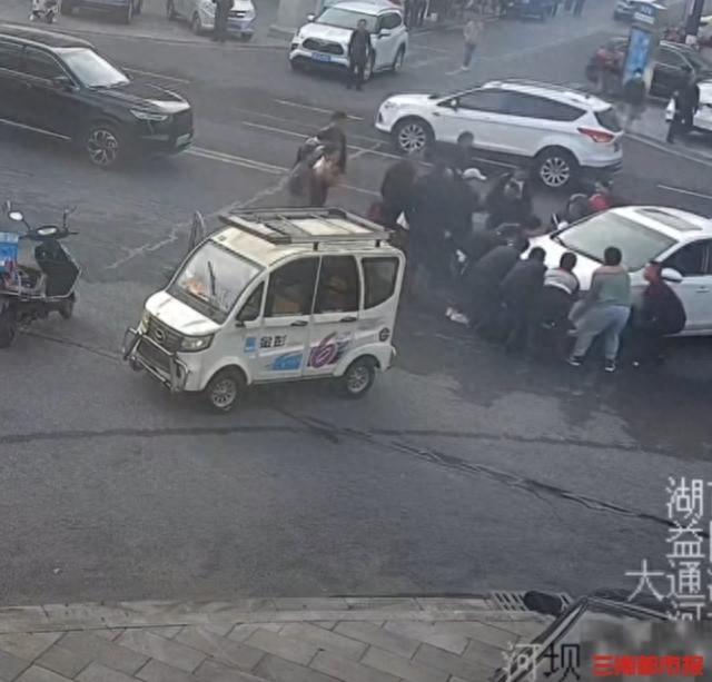 仅用 34 秒！5 岁男童卷入车底，众人齐心抬车救人