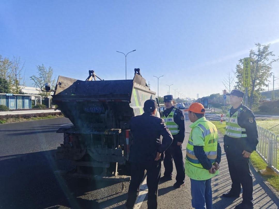 垃圾运输车：密闭运输，干净上路，守护城市环境  第1张