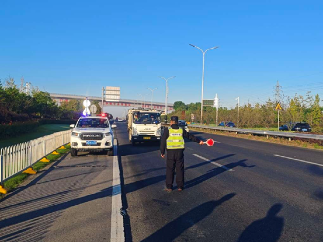 垃圾运输车：密闭运输，干净上路，守护城市环境  第2张