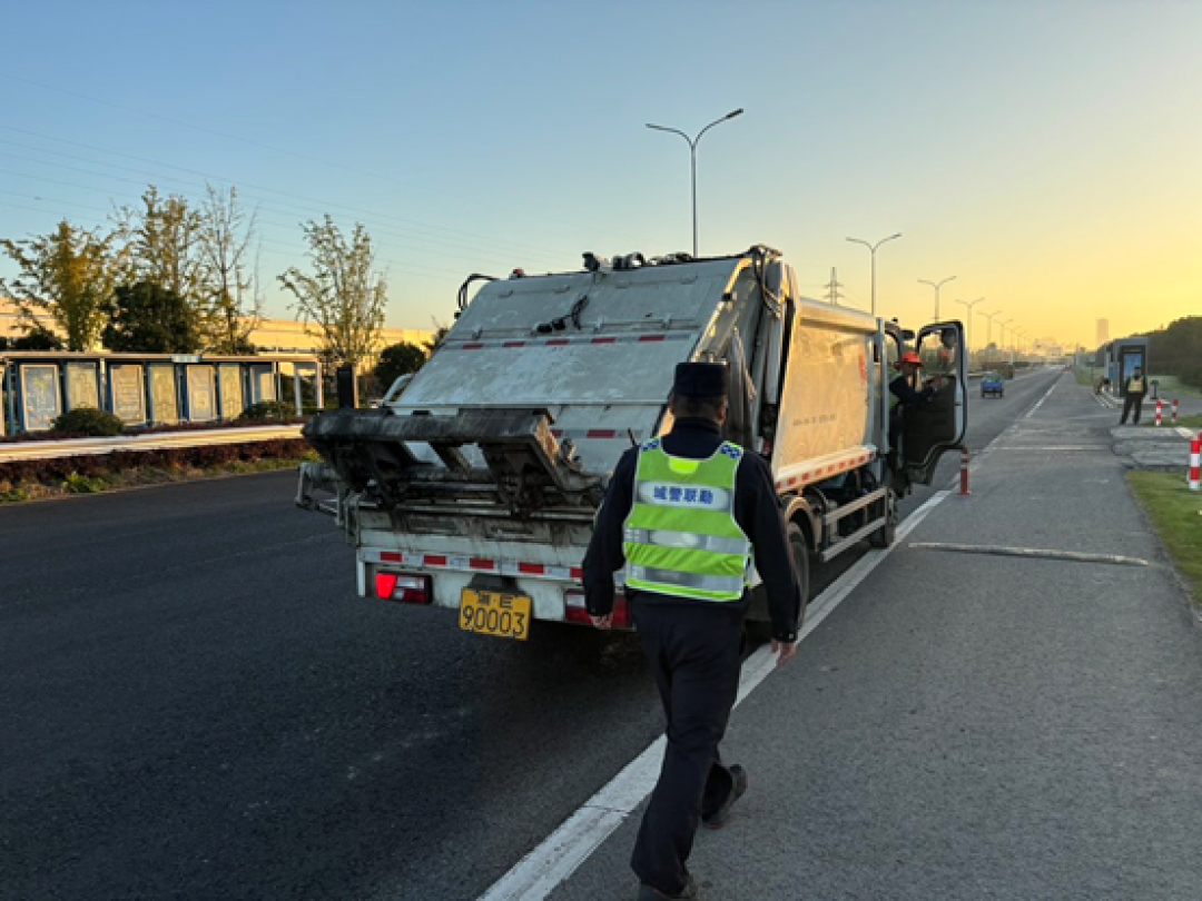 垃圾运输车：密闭运输，干净上路，守护城市环境  第3张