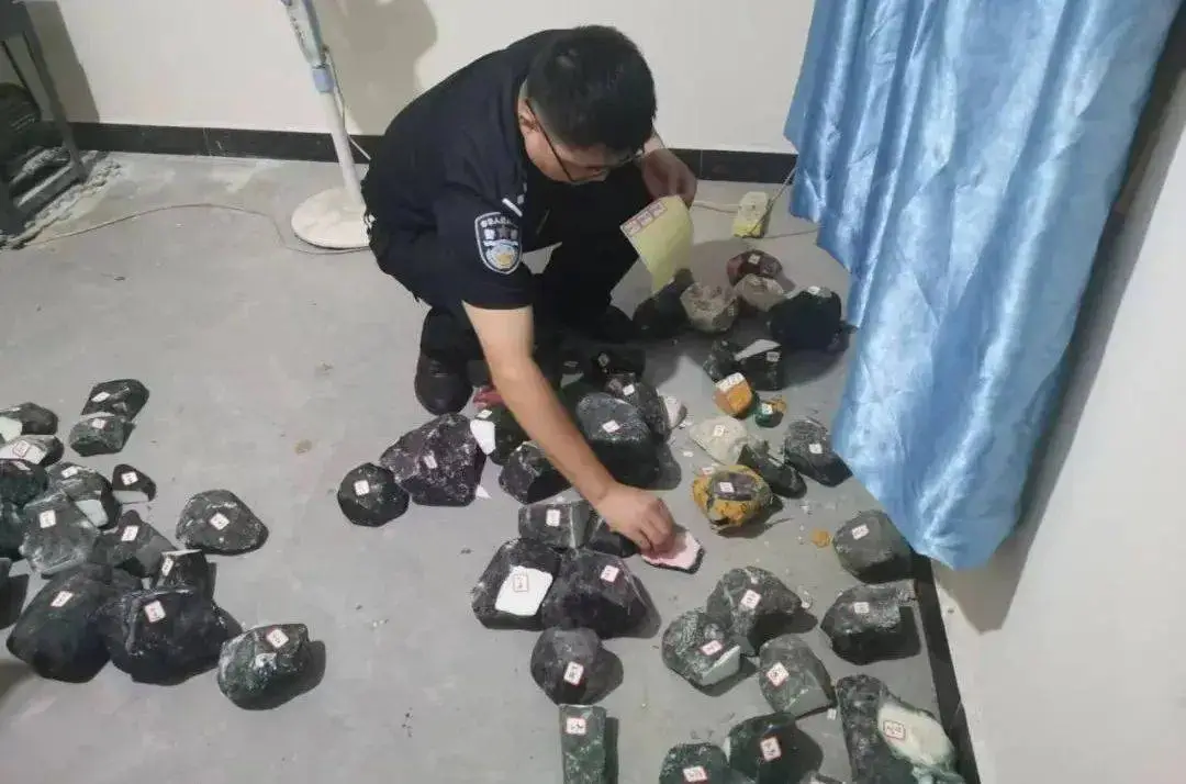 玉石直播诈骗窝点被捣毁，7 人落网！你还敢轻信直播间里的低价翡翠吗？  第1张