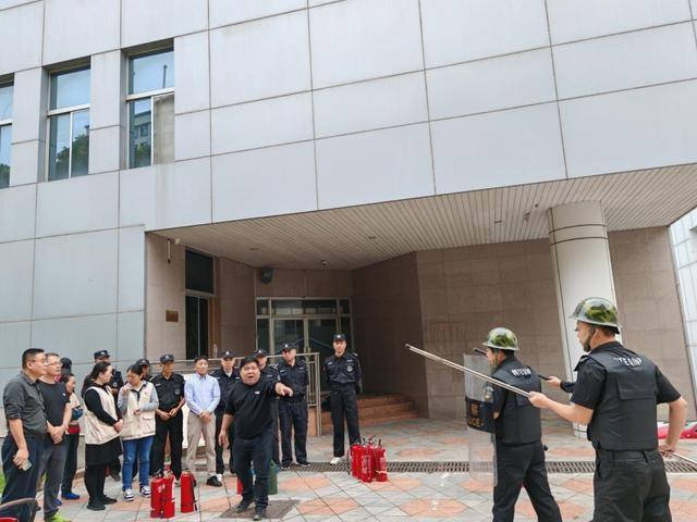 11 月 9 日，福建日报社联合社区举办反恐及消防演练，提升应急能力，共建平安社区  第2张