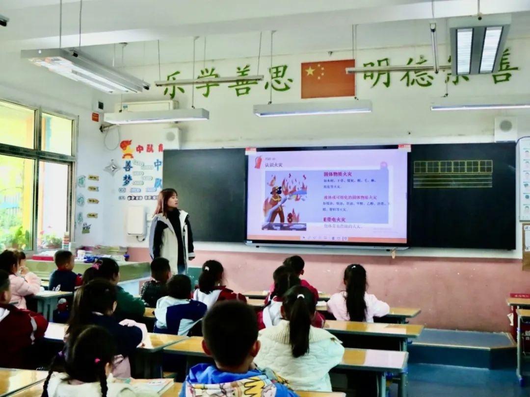 第 33 个消防日来临，未央区杨善寨小学开展火灾逃生演练，效果惊人  第4张