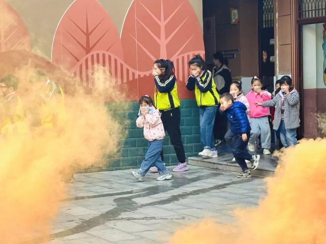 第 33 个消防日来临，未央区杨善寨小学开展火灾逃生演练，效果惊人  第8张