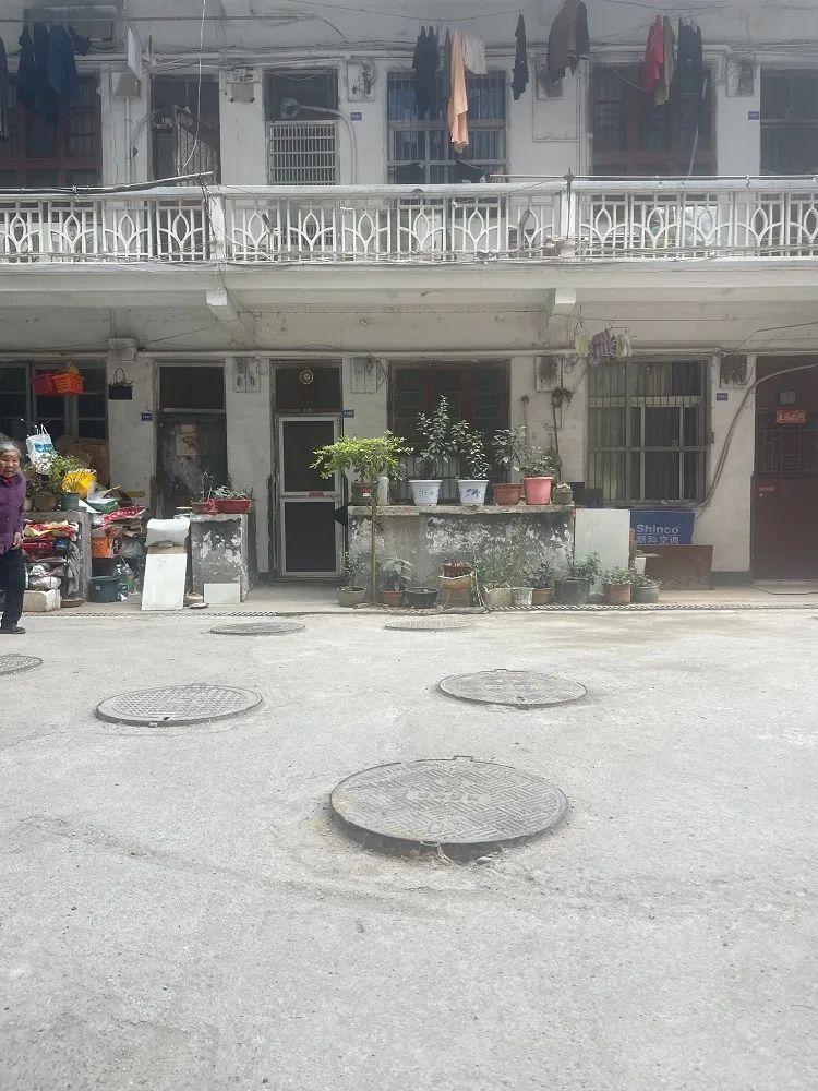 小区井盖多如牛毛，密集程度堪比蜂窝煤，居民自嘲成井区  第3张
