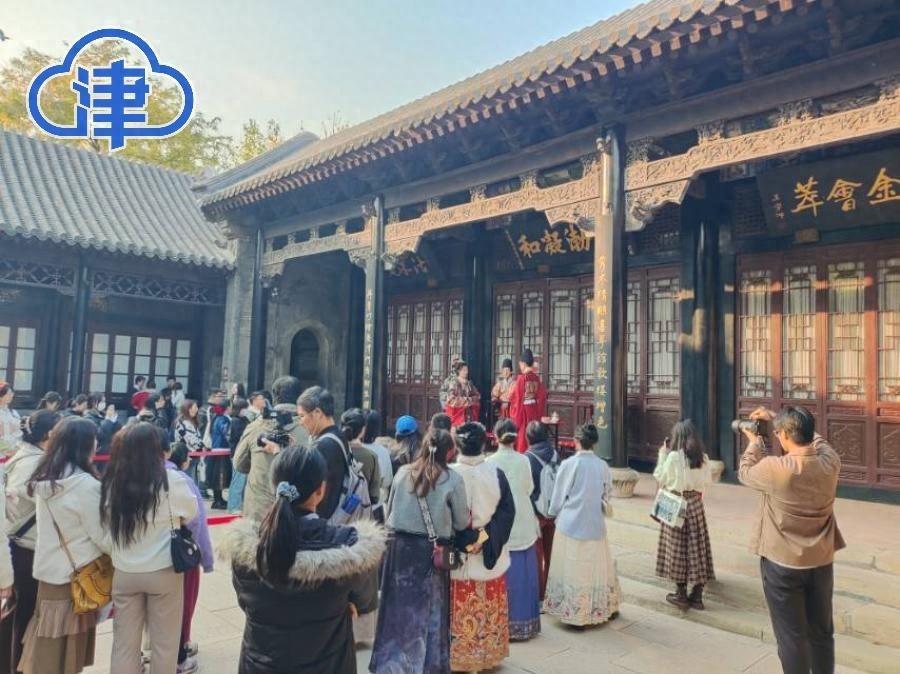 传统与现代的浪漫邂逅！马面裙服饰艺术展正在天津举行  第1张