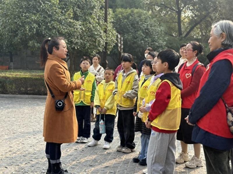 西安八办纪念馆志愿服务队走进半坡博物馆，开启穿越时空之旅  第1张
