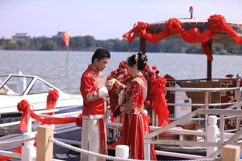 海珠湖结婚登记户外颁证点授牌，新人许下一生承诺，甜蜜游轮幸福火车齐上阵  第2张