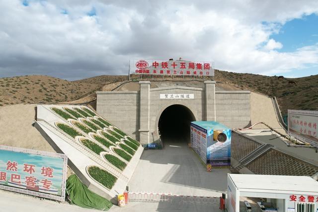 800 天艰苦奋战！国内首条穿越贺兰山铁路隧道取得阶段性胜利  第4张