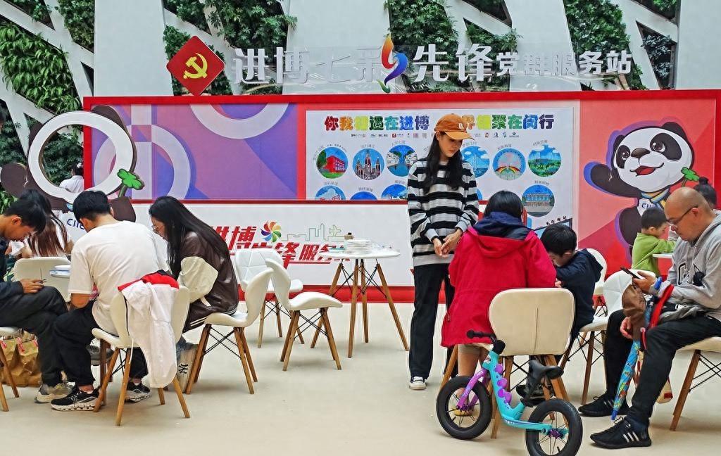 进博会志愿者和游客在新虹街道拿起画笔，让环保手袋成为创意与环保的生动表达  第1张