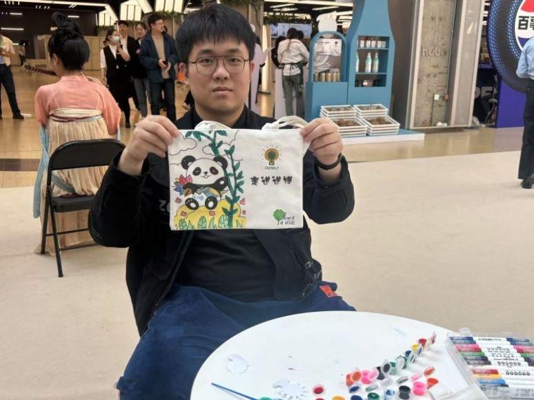 进博会志愿者和游客在新虹街道拿起画笔，让环保手袋成为创意与环保的生动表达  第2张