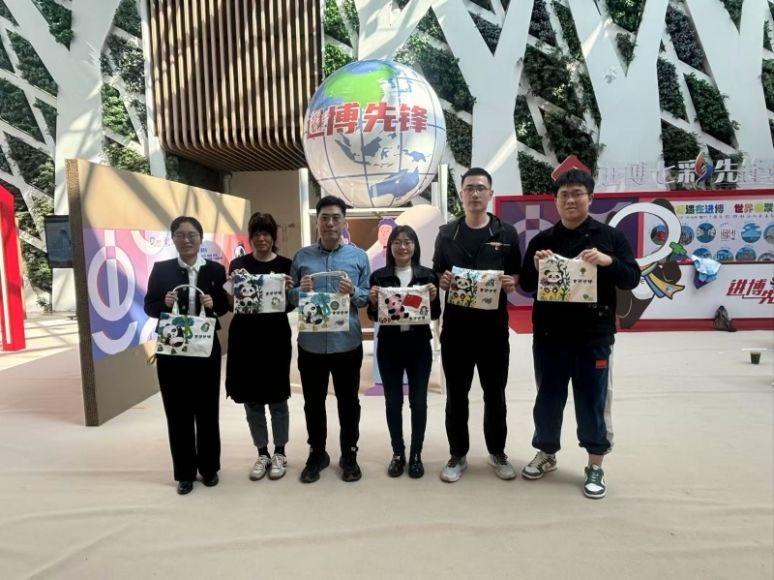 进博会志愿者和游客在新虹街道拿起画笔，让环保手袋成为创意与环保的生动表达  第4张
