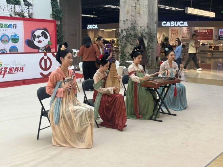 进博会志愿者和游客在新虹街道拿起画笔，让环保手袋成为创意与环保的生动表达  第6张