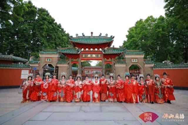 佛山集体婚礼盛大举行，新人共游繁华水道，沾富足之气