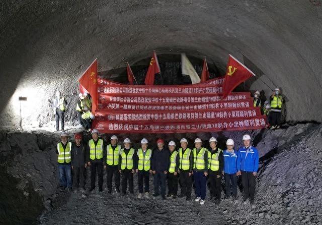 耗时 800 天，国内首条穿越贺兰山的隧道掘进 6670 米！预计 2025 年 3 月底全线贯通  第1张