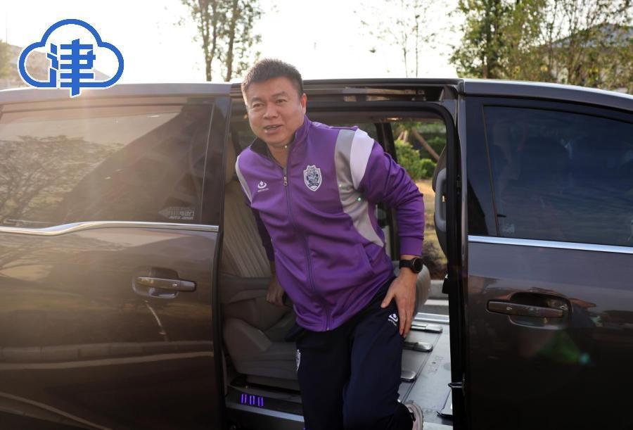 于根伟抵达江西赣州定南，代表天津出战 2024 传承明星足球联赛后两轮比赛  第2张