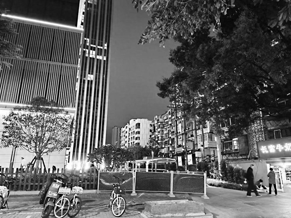 高压电线杆挡路，省建机宿舍居民何时能重获便捷通道？  第1张